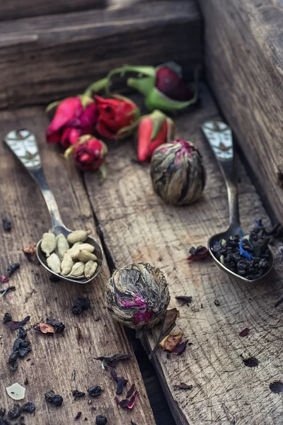 Accessories for tea in a vintage wooden box — Stock Photo, Image