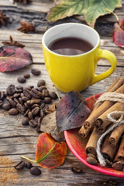 Café negro en taza amarilla — Foto de Stock