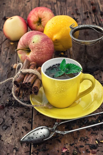 Fruit thee met een appel — Stockfoto