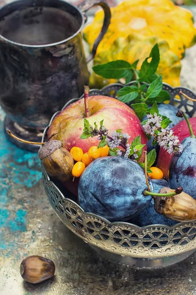 Natureza morta com chá e fruta — Fotografia de Stock