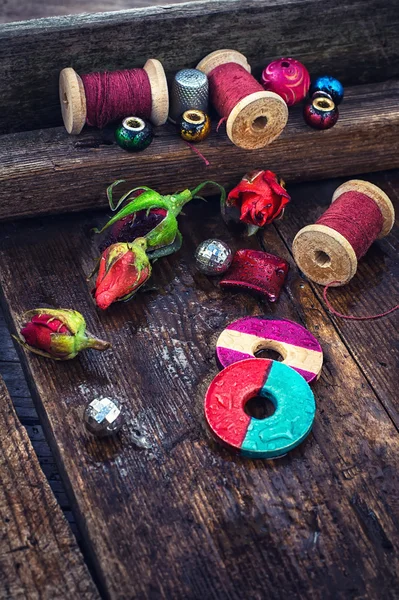 Perles et fil lumineux pour la broderie — Photo