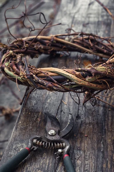 Tissage de couronnes de vignes — Photo