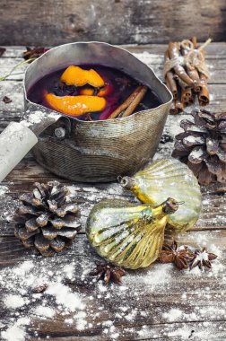 Eski tencerede mulled şarap