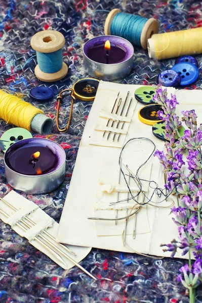 Uppsättning av sömmerskor och bukett lavendel — Stockfoto