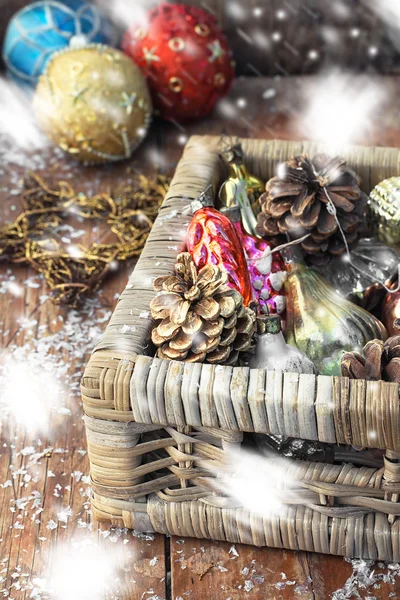 Cesta de mimbre con juguetes de Navidad — Foto de Stock