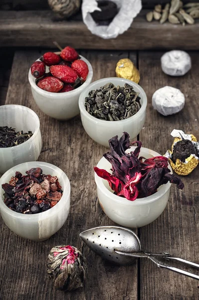 Several varieties of tea leaves — Stock Photo, Image