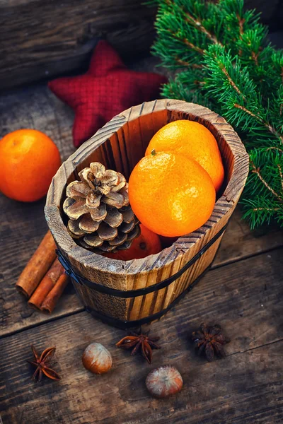 Houten emmer met mandarijnen — Stockfoto
