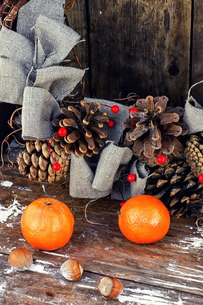 Stilleven Kerstmis krans en mandarijnen — Stockfoto