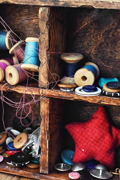 Doos met naaien accessoires — Stockfoto