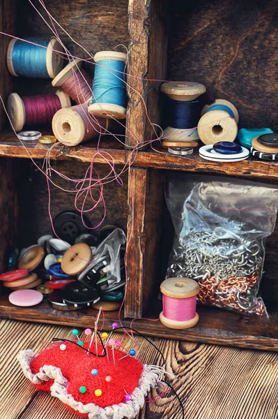 Boîte avec accessoires de couture — Photo