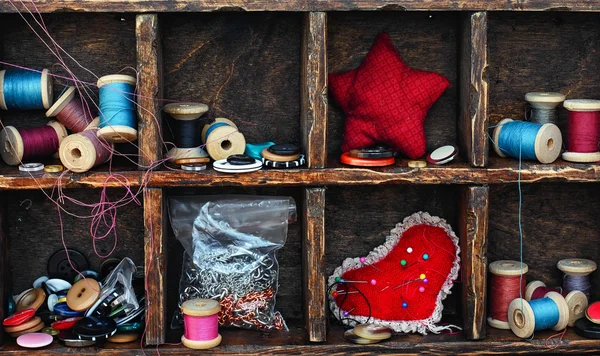 Caja con accesorios de costura —  Fotos de Stock