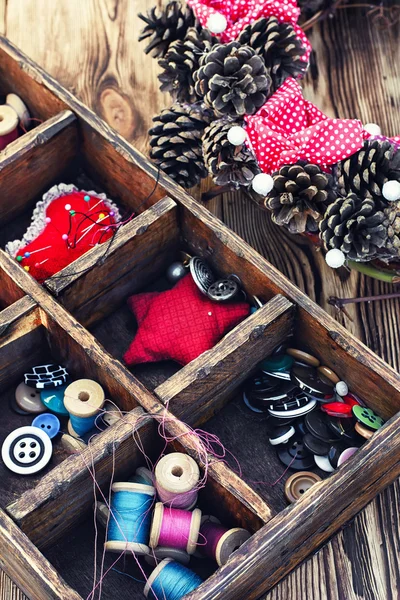 Caja con accesorios de costura — Foto de Stock