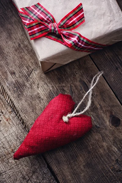 Tessuto cuori fatti a mano e regalo — Foto Stock