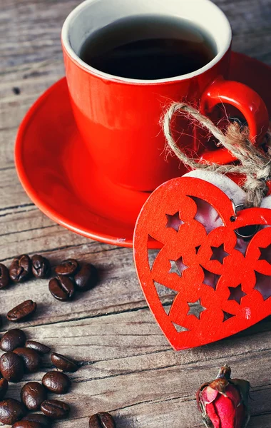 Cup inredda med trä hjärtan — Stockfoto