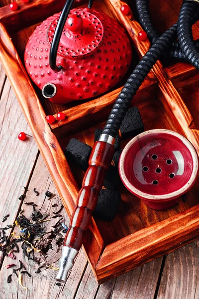 Nargile altında çay partisi