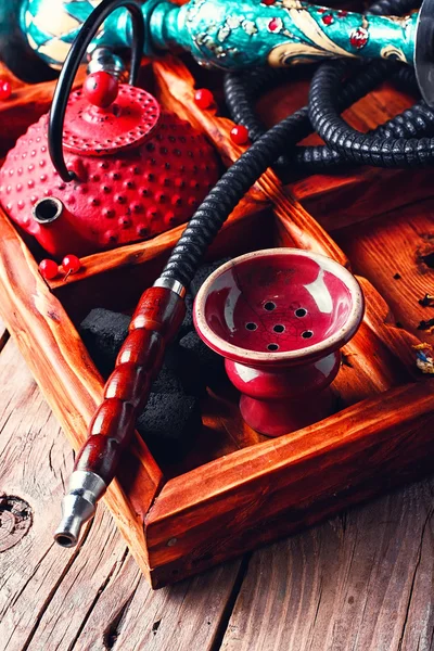 Nargile altında çay partisi