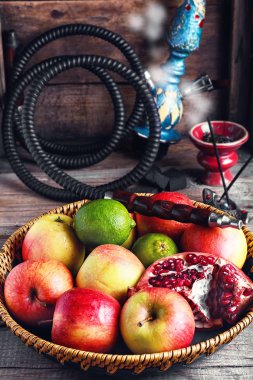 Meyve tabağı ve nargile