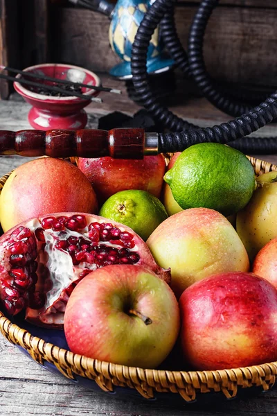 Bandeja de frutas y narguile — Foto de Stock