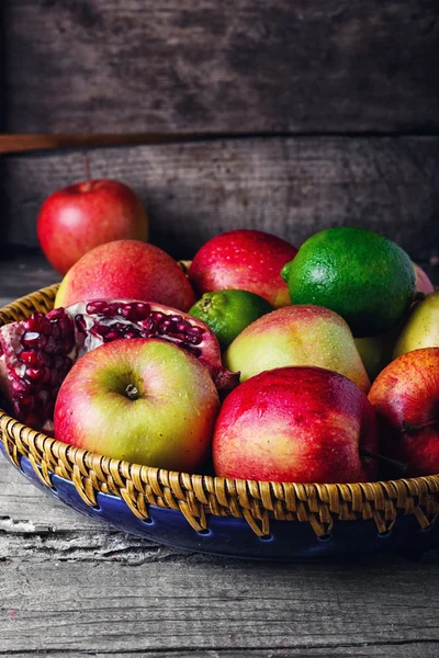 Delicious apples on platter — Stock Photo, Image