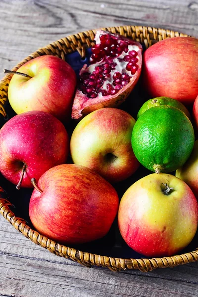 Leckere Äpfel auf Platte — Stockfoto