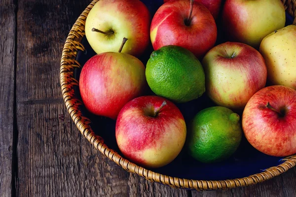 Korb mit verschiedenen Früchten — Stockfoto