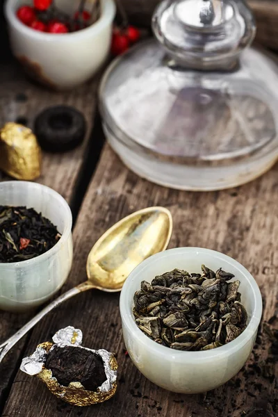 Чайне листя для заварювання — стокове фото