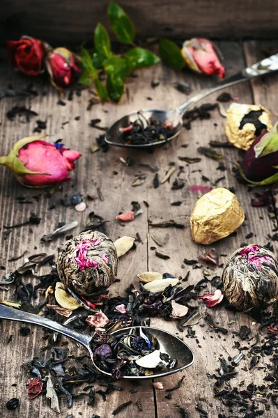 Scattered tea leaves — Stock Photo, Image