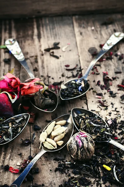 Hojas de té dispersas —  Fotos de Stock