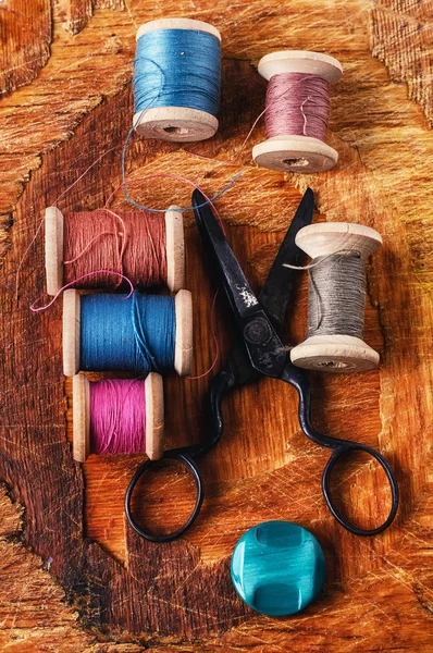 Bobinas de hilos de coser — Foto de Stock