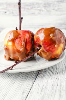 İki olgun elma sırlı