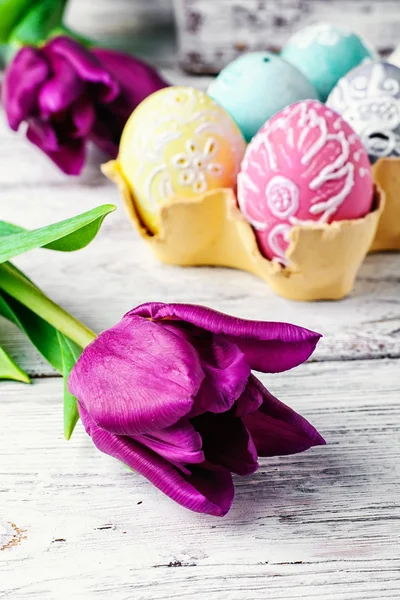 Huevo de Pascua y tulipán — Foto de Stock