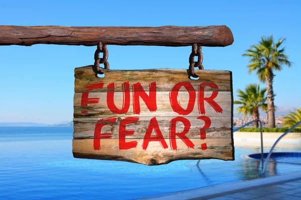 Διασκέδαση ή φόβο; σημάδι παρακινητικές φράση — Φωτογραφία Αρχείου