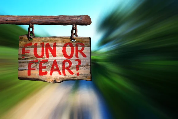 ¿Diversión o miedo? signo de frase motivacional —  Fotos de Stock
