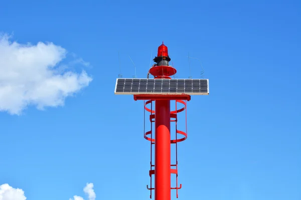 Pequeño faro solar rojo — Foto de Stock