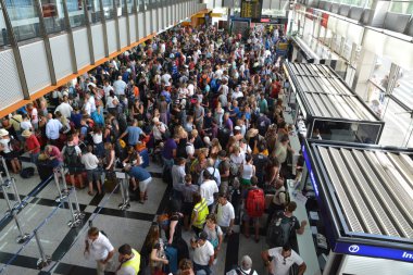 Split airport sırasındaki insan kalabalığı