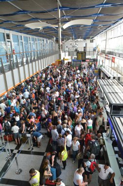 Split airport sırasındaki insan kalabalığı