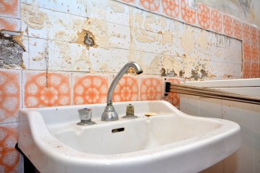 eski lavabo yok banyo içinde