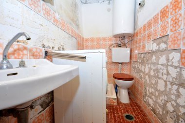 eski yıkılan banyo