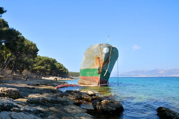 Vieux bateau échoué sur le rivage — Photo