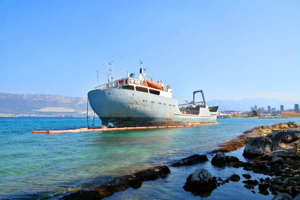 Old boat stranded on the shore — Stock Photo, Image