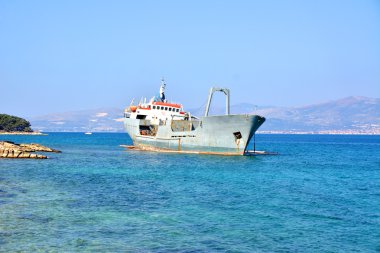 eski tekne kıyıda telli