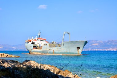 eski tekne kıyıda telli