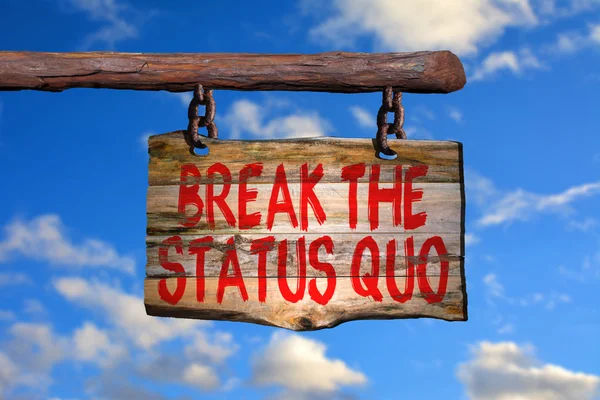 Rompere il segno della frase motivazionale dello status quo — Foto Stock