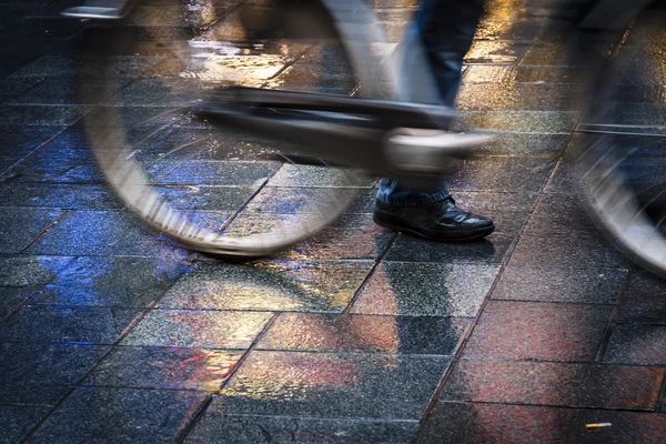 Bicicleta em reflexões de néon — Fotografia de Stock