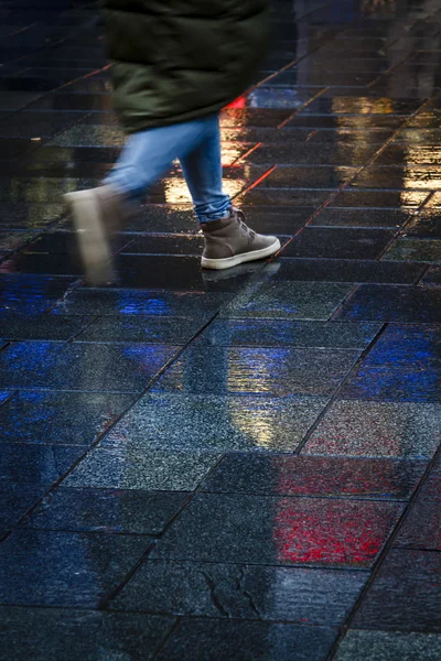 Girl walking neon lights — Stock Photo, Image