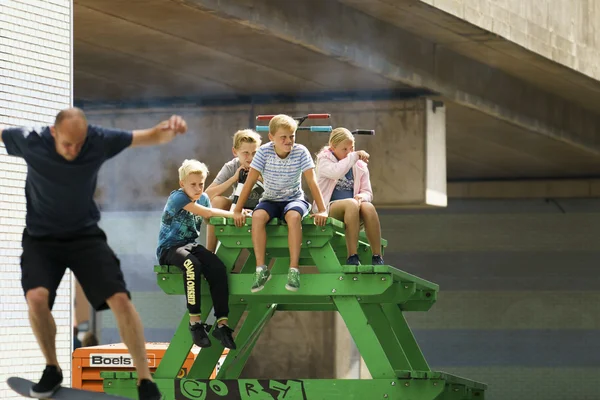 Bambini che guardano l'allenamento — Foto Stock