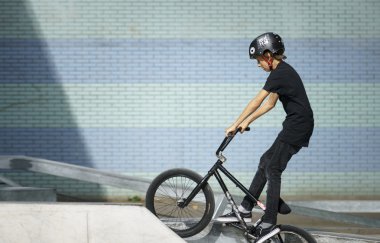 Genç motorcu giyen kask