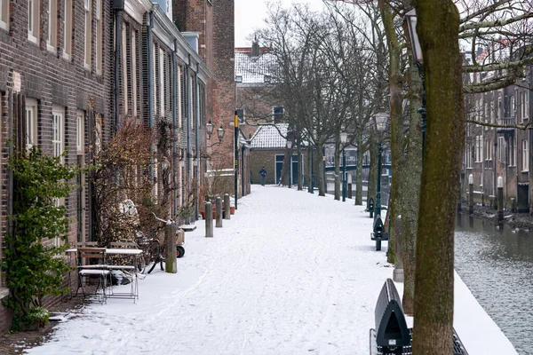 Śnieg na ziemi na Pottenkade w historycznym Dordrecht — Zdjęcie stockowe