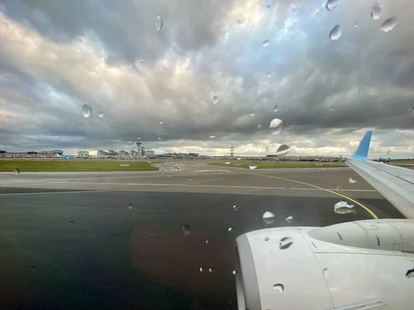 Redo för start på flygplatsen vid dåligt väder regnig dag. — Stockfoto