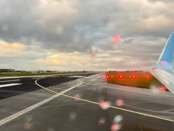 Gotowy do startu na lotnisku w deszczowy dzień. — Zdjęcie stockowe